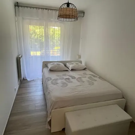 Superbe 3 Pieces Epuree De 65 M2, Refait A Neuf, Dans Calme, Climatise, Place De Parking Privee, A 800 M De La